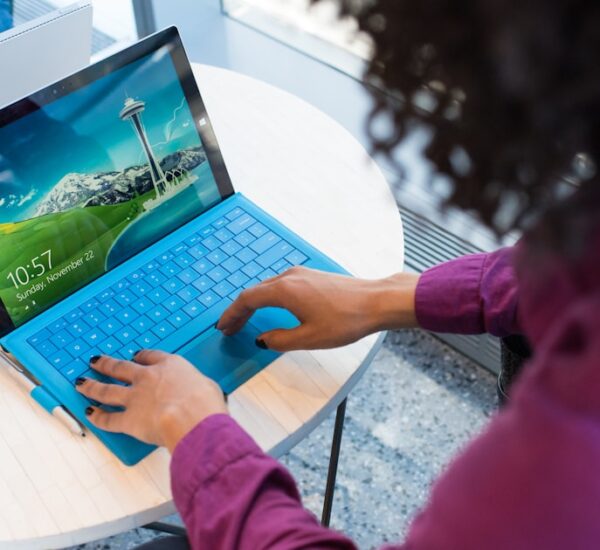 Developer memeriksa aksesibilitas UI AI generated dengan screen reader