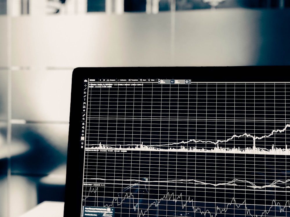 Engineer melakukan benchmark cost dan latency model AI di workstation