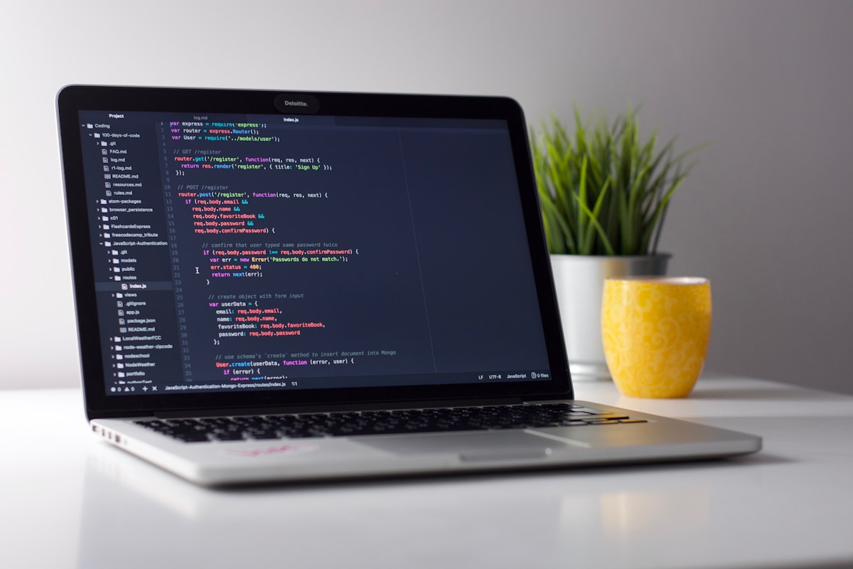 Developer bekerja dengan design tokens dan component library untuk konsistensi UI