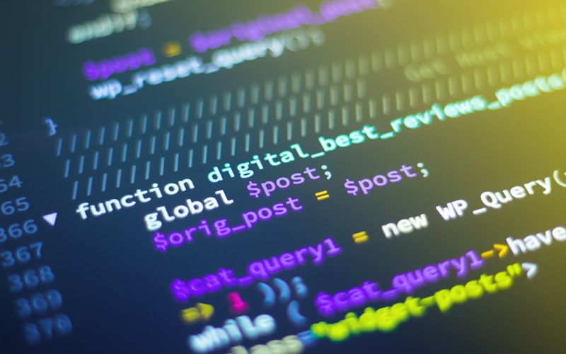 Developer sedang coding dan melakukan accessibility testing pada interface