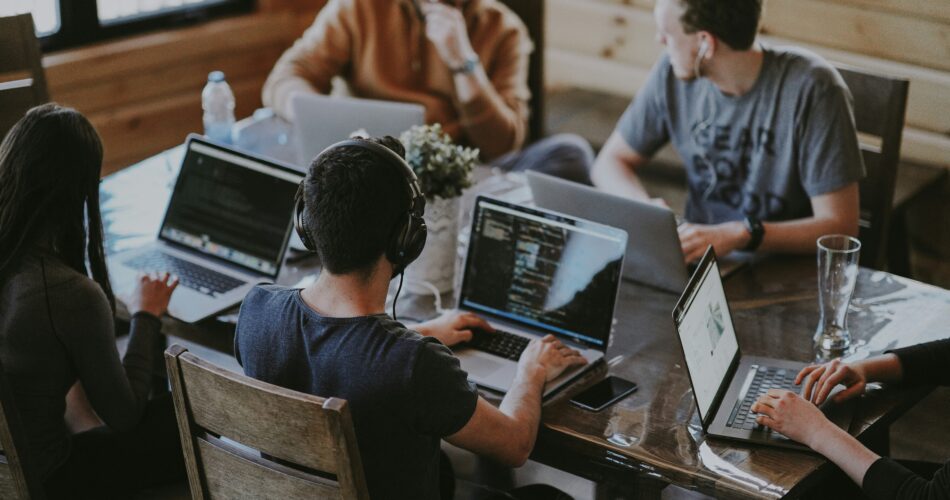Tim engineering sedang membahas tren hiring developer Rust TypeScript Python