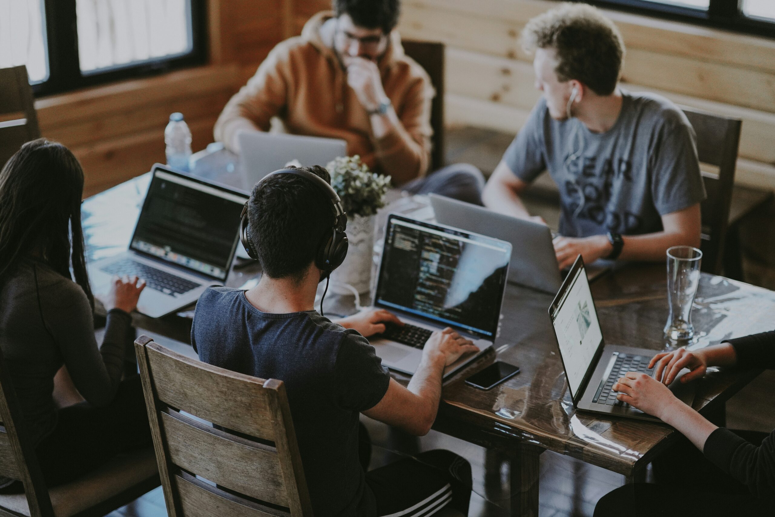 Tim engineering sedang membahas tren hiring developer Rust TypeScript Python