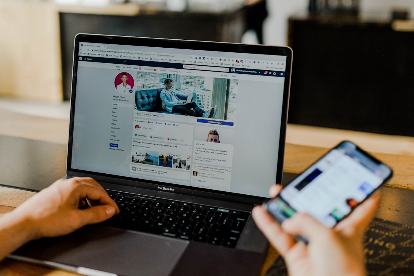 Tim developer membahas risiko phishing dan keamanan login