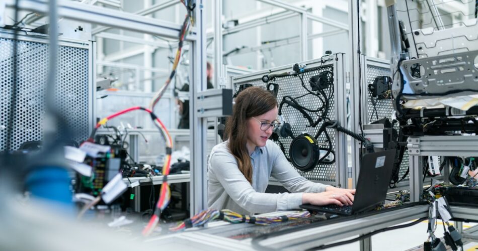 Teknisi industri memakai kacamata AI di pabrik