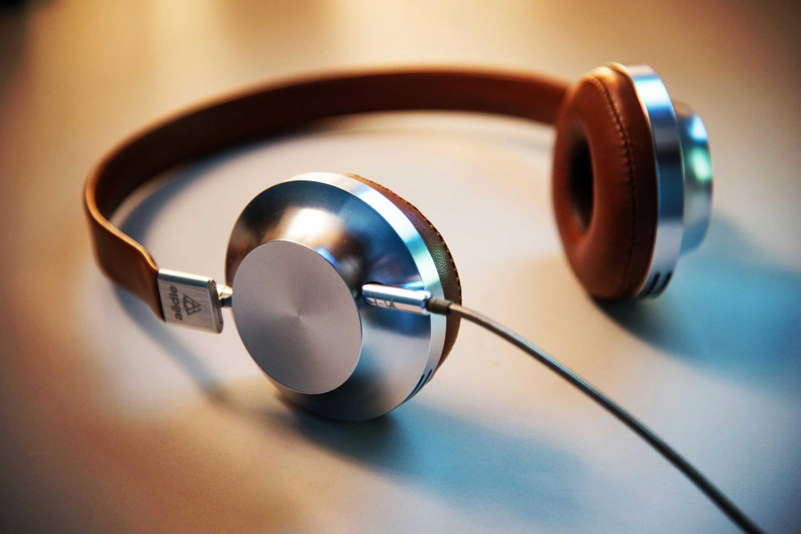 Audio open ear pada smart glasses untuk panggilan dan asisten suara