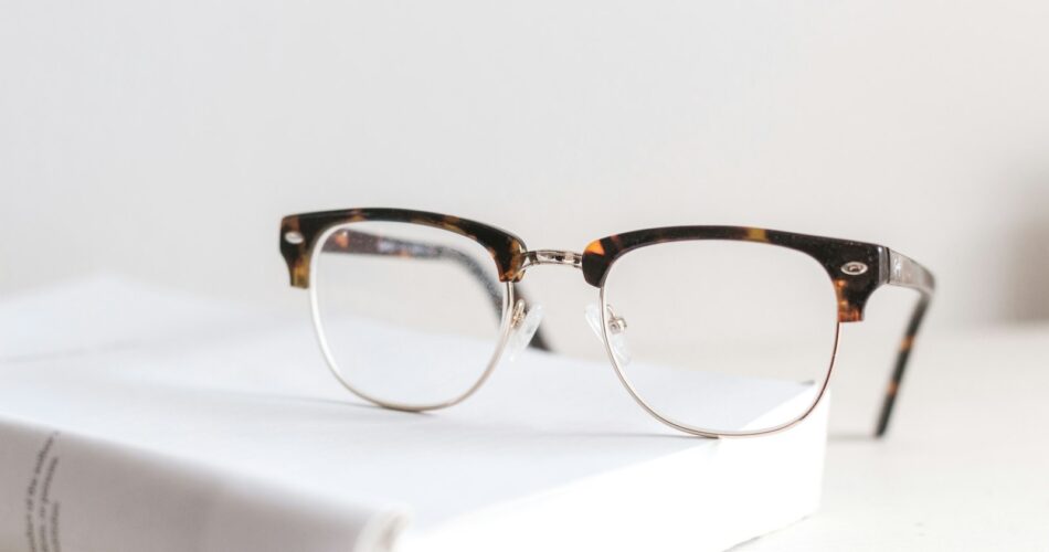 Smart glasses design dengan frame normal dan fitur teknologi