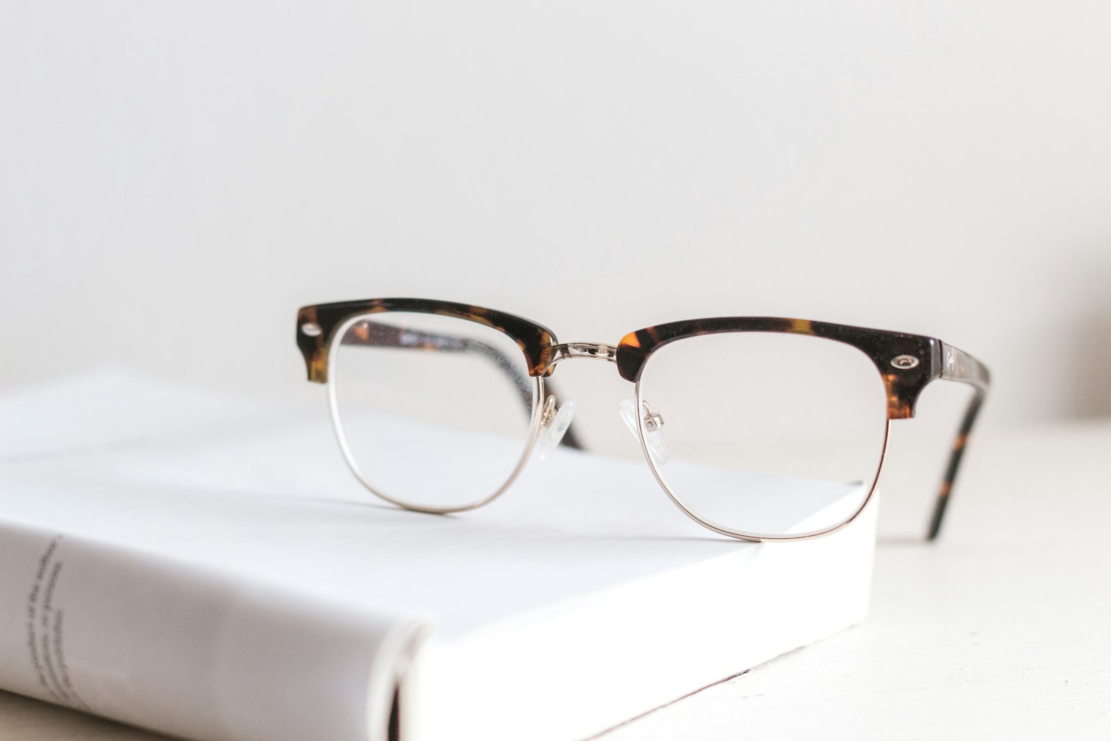 Smart glasses design dengan frame normal dan fitur teknologi