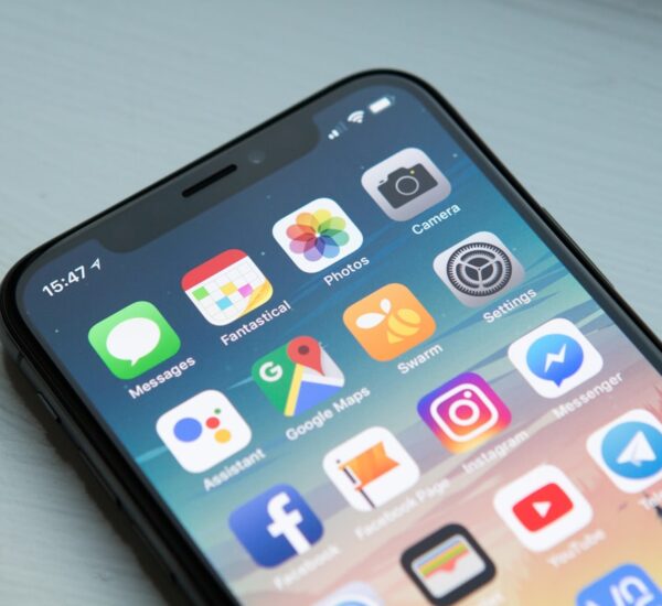 HP lipat menampilkan aplikasi dengan layout adaptif yang optimal di layar besar
