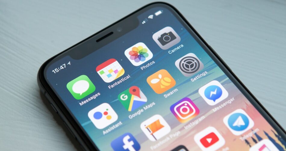 HP lipat menampilkan aplikasi dengan layout adaptif yang optimal di layar besar