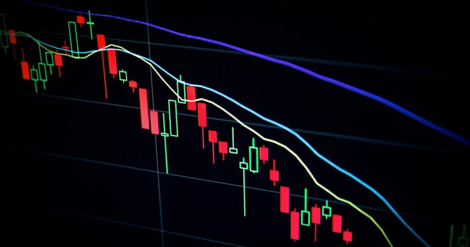 Chart saham Big Tech dengan overlay pengumuman PHK massal menampilkan pola volatilitas Q1 2025