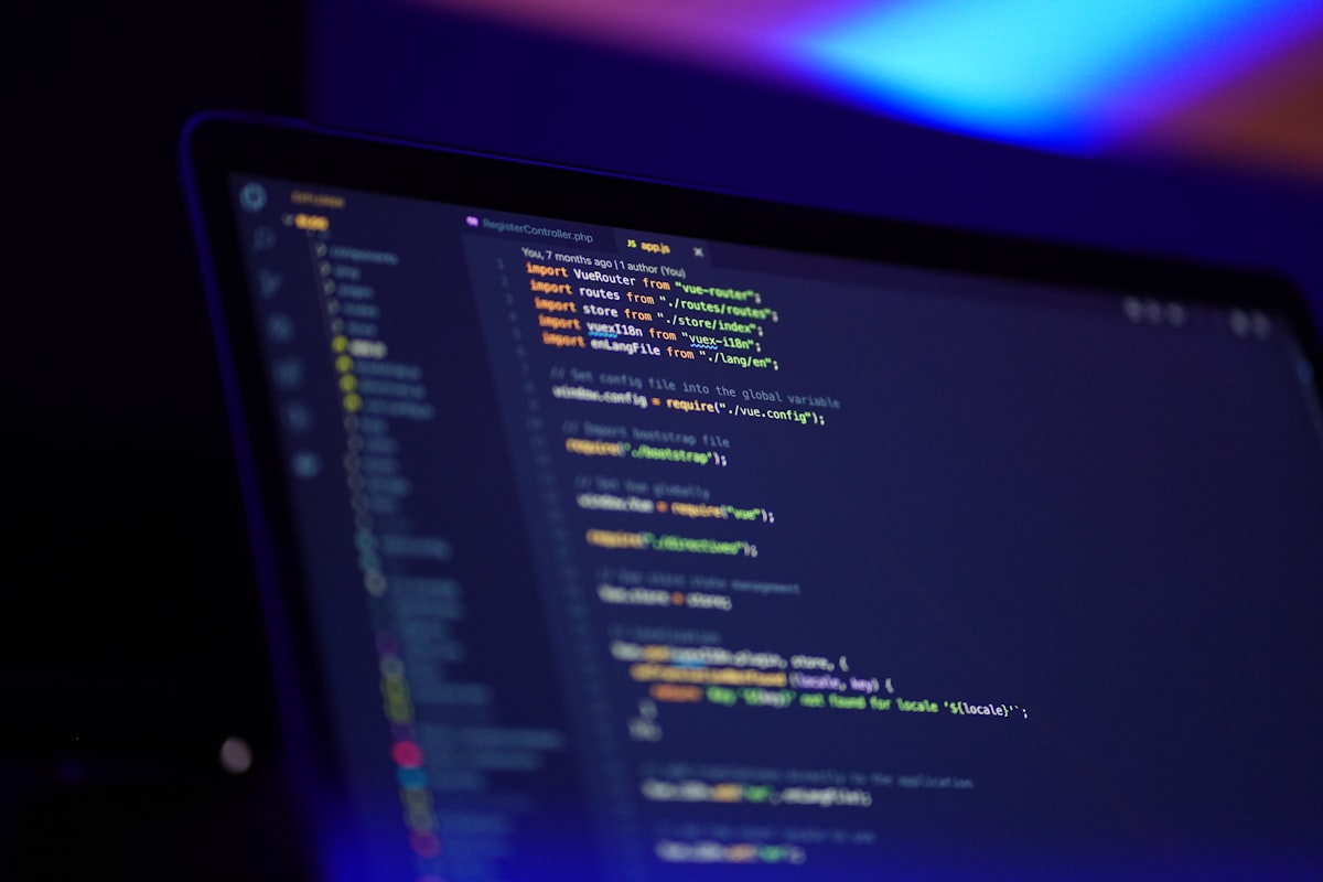 Editor kode menampilkan package.json dengan exports dan typesVersions untuk TypeScript isolatedDeclarations