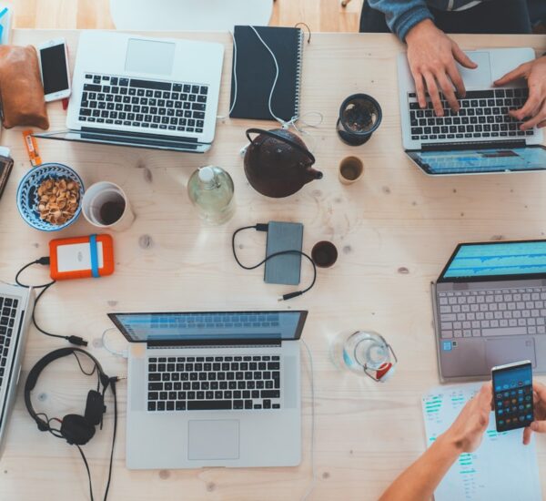 Peta respons kompetitor untuk strategi harga bundle dan fitur di pasar teknologi