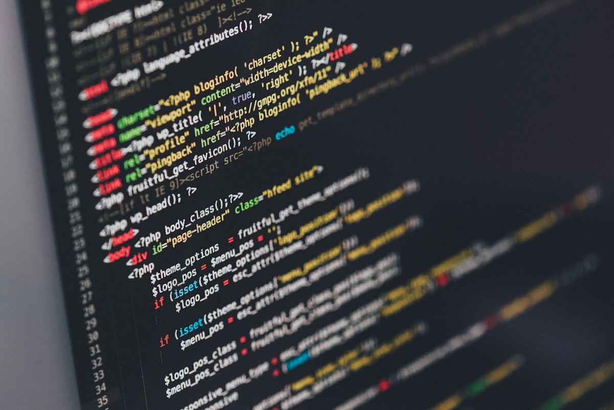 Developer mengoptimasi kode aplikasi untuk layar foldable menggunakan Android API