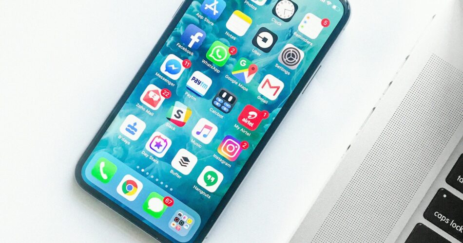 Ilustrasi smartphone dan laptop untuk topik ecosystem lock-in antar perangkat