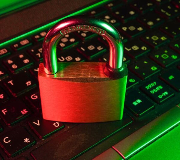 Keamanan login WordPress dengan ilustrasi gembok digital dan shield proteksi
