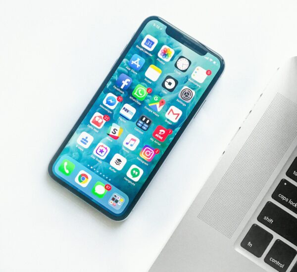 Perbandingan klaim spesifikasi smartphone dengan performa nyata saat dipakai harian