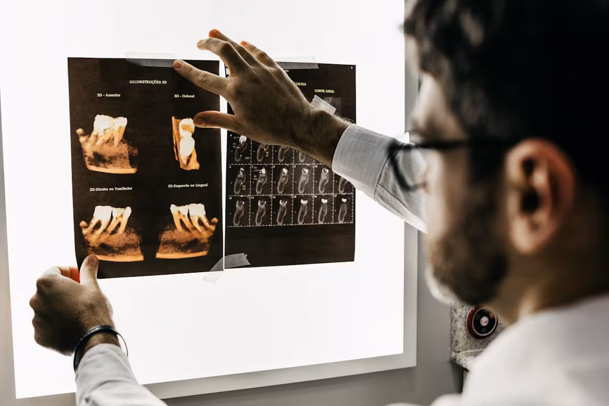 Optometris memeriksa mata pasien untuk resep lensa kacamata AR dan VR modern