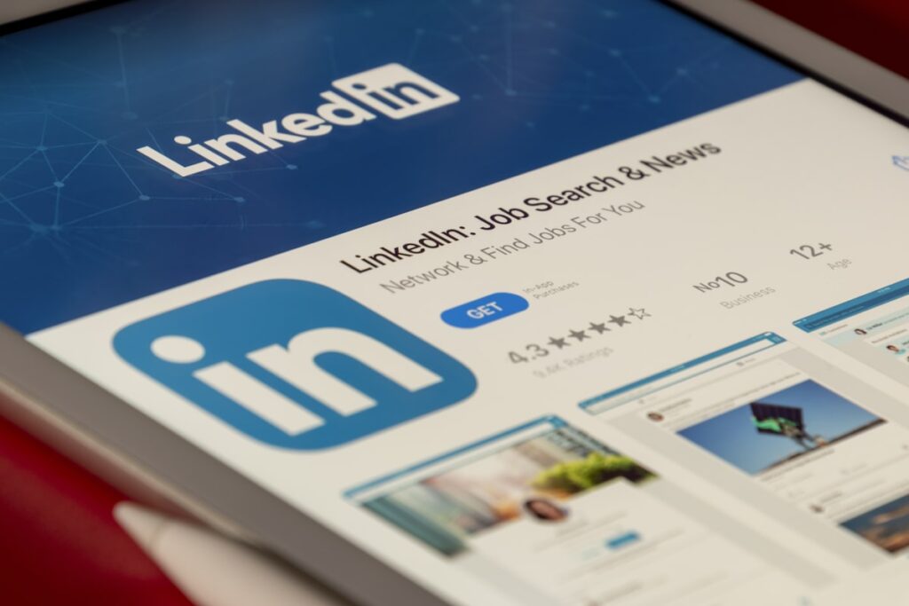 Profesional membangun personal branding setelah PHK di laptop dengan LinkedIn terbuka