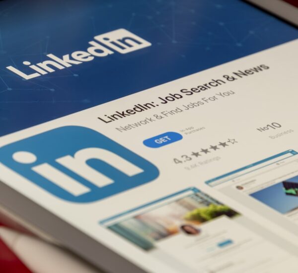 Profesional membangun personal branding setelah PHK di laptop dengan LinkedIn terbuka