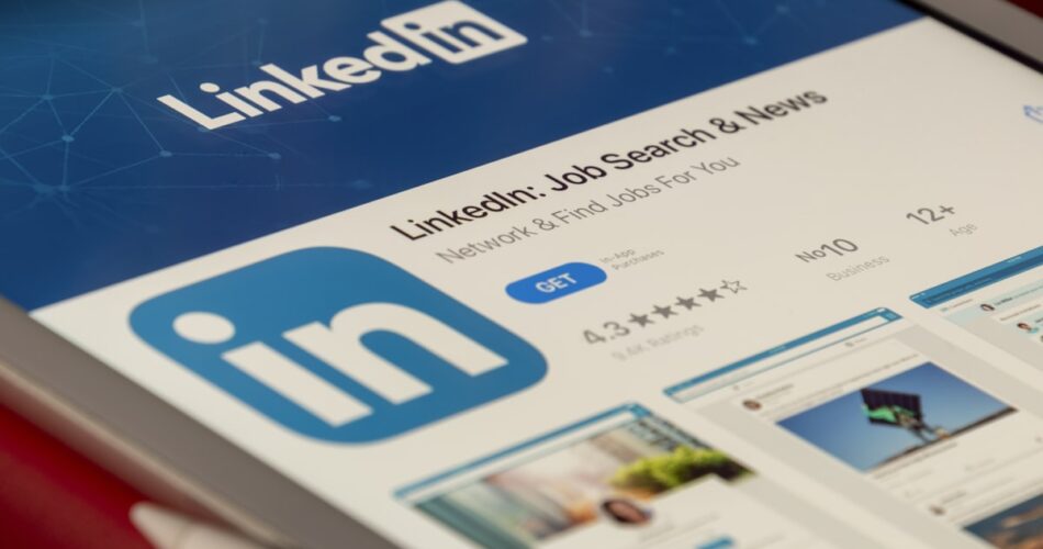 Profesional membangun personal branding setelah PHK di laptop dengan LinkedIn terbuka