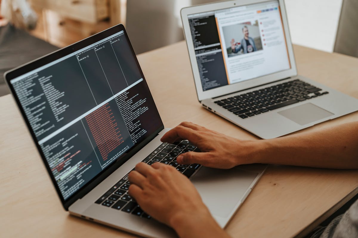 Terminal command line menjalankan composer dependency analysis untuk identifikasi celah transitive dependencies di proyek WordPress