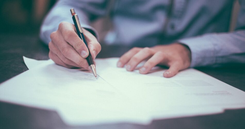 Struktur penegakan EU AI Act - dokumen audit kepatuhan AI di meja compliance officer