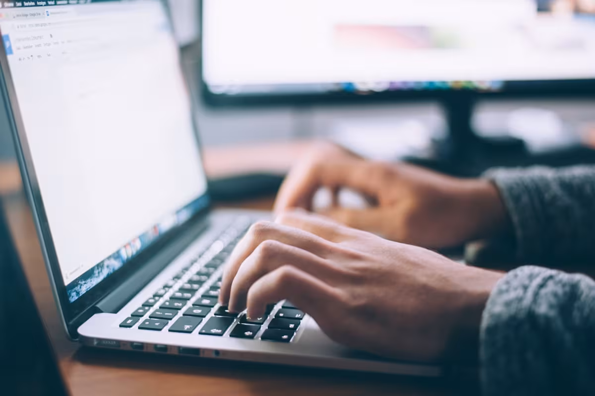 Developer memeriksa kode plugin WordPress untuk celah keamanan sebelum instalasi
