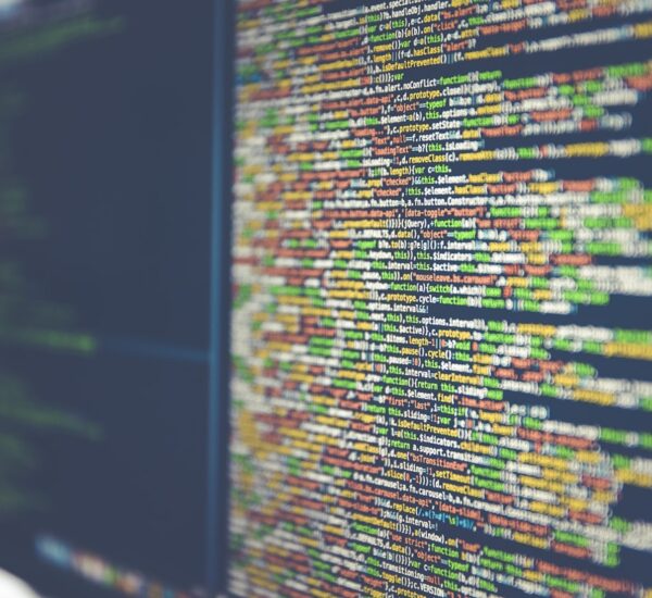 Ilustrasi managed WordPress hosting dengan server aman dan dashboard WordPress