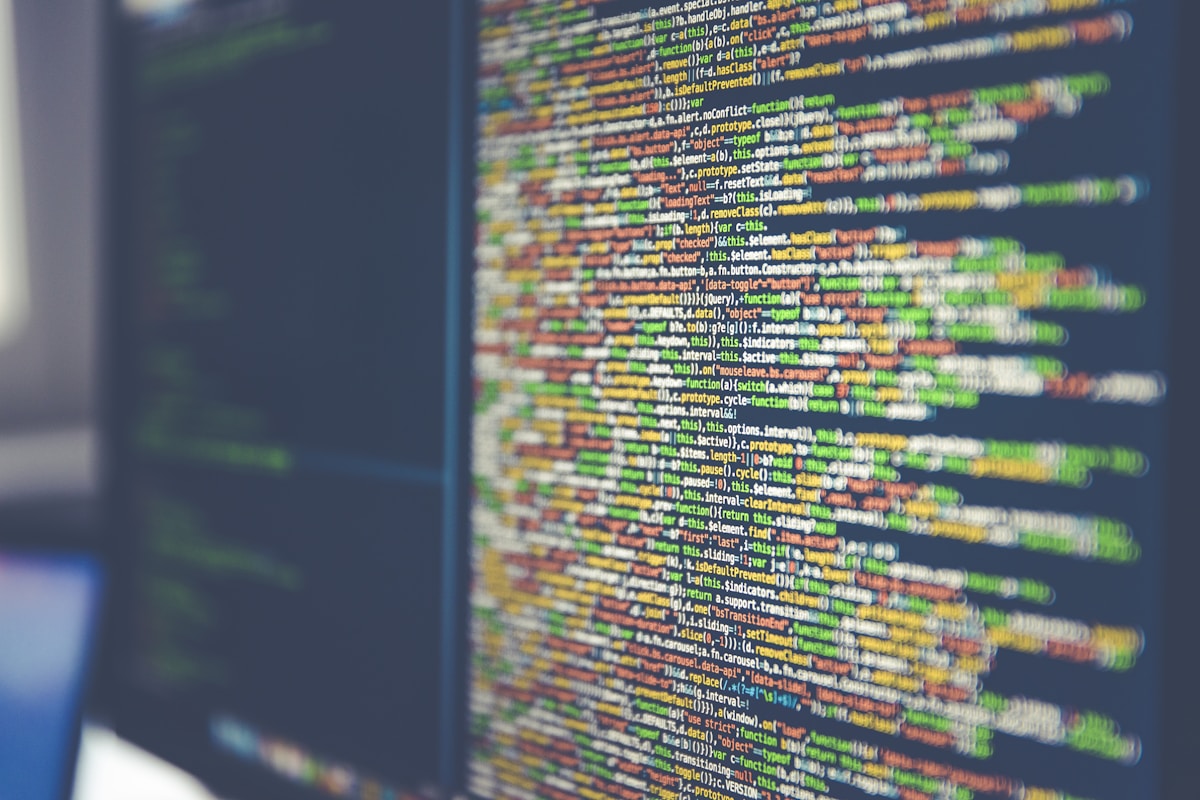 Ilustrasi managed WordPress hosting dengan server aman dan dashboard WordPress