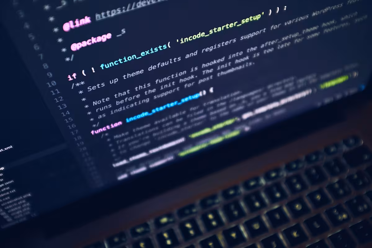 Laptop dengan browser menampilkan sidebar panel untuk workflow produktivitas digital