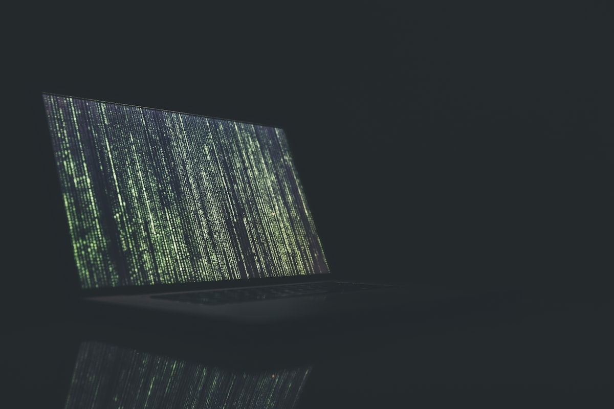 Pentester profesional melakukan ethical disclosure dengan laptop dan tools SDR legal