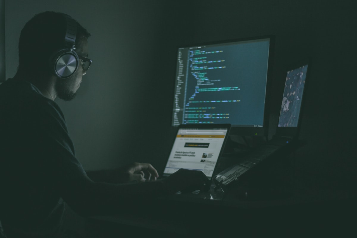 Checklist hardening WordPress otomatis dengan skrip PHP verifikasi post-patch keamanan Jetpack