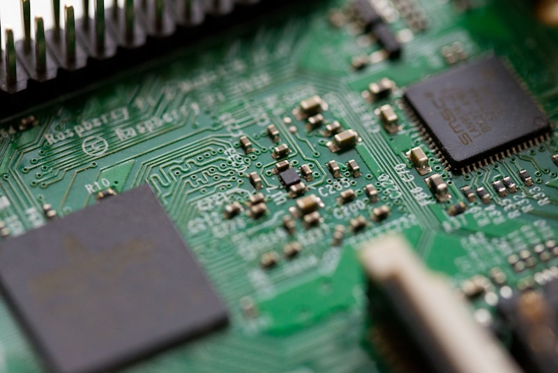 Workspace maker dengan alat soldering dan komponen elektronik untuk proyek DIY sub-GHz