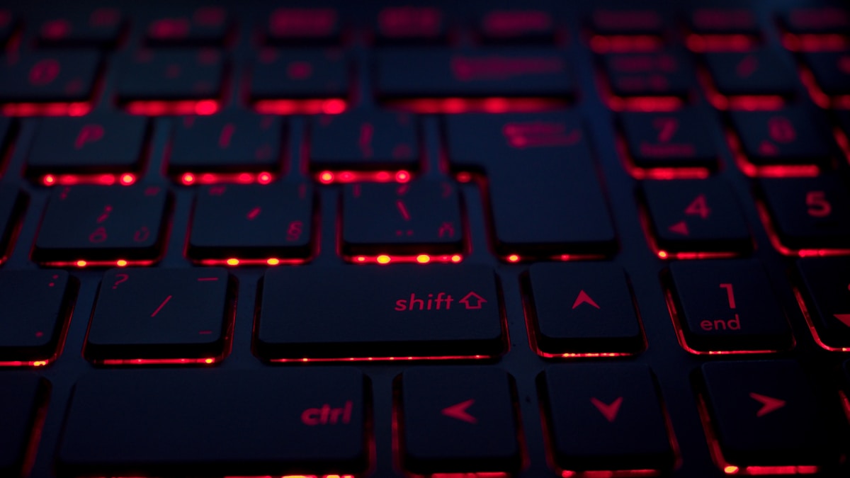 Laptop menampilkan halaman direktori plugin WordPress dengan informasi keamanan dan developer