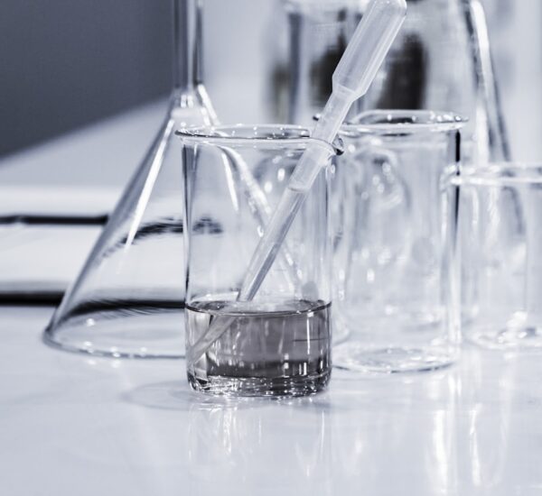 Dilution refrigerator IBM Quantum dengan sistem pendingin helium cair untuk qubit superkonduktor