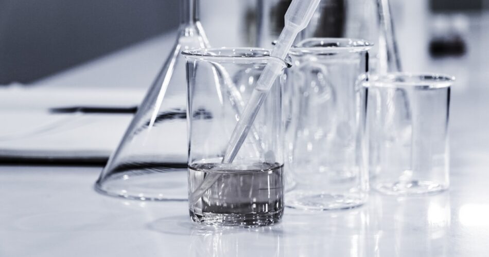 Dilution refrigerator IBM Quantum dengan sistem pendingin helium cair untuk qubit superkonduktor