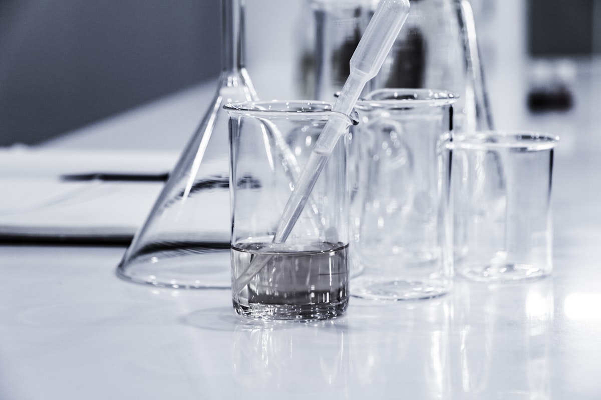 Dilution refrigerator IBM Quantum dengan sistem pendingin helium cair untuk qubit superkonduktor