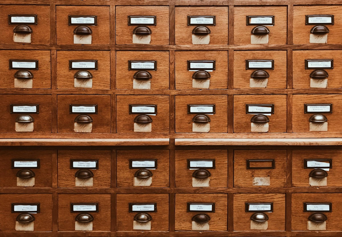 Struktur database WordPress dengan tabel user roles dan capability setelah hardening least-privilege