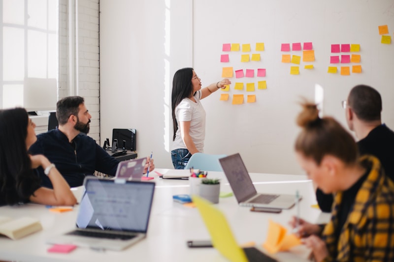 Tim legal dan engineer berdiskusi tentang downstream deployer compliance EU AI Act dan derivative model