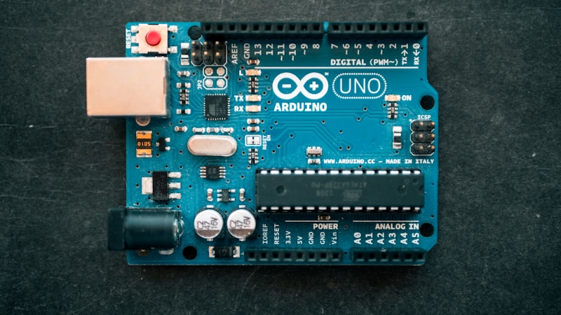 Raspberry Pi Pico 2 dan CC1101 wiring breadboard untuk proyek sub-GHz DIY Flipper Zero alternatif