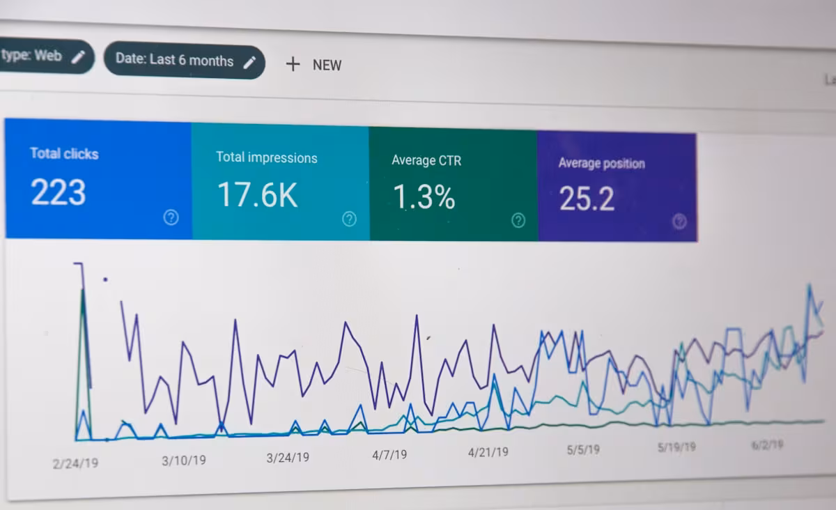 Developer DevOps memeriksa dashboard infrastruktur cloud dengan peta data center global dan regulasi EU