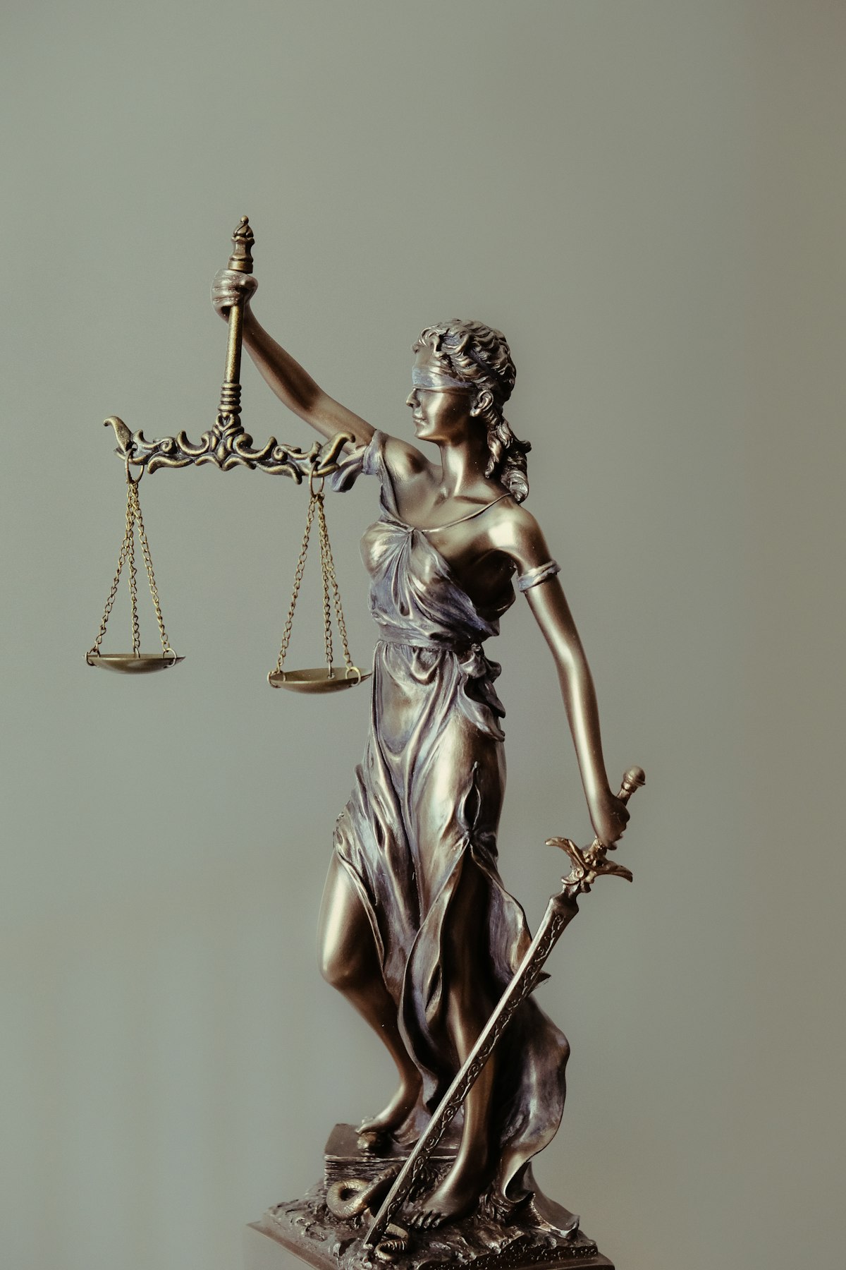 Pertemuan pengacara dan petugas DPO membahas risiko class-action lawsuit pasca kebocoran data