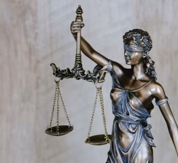 Dokumen hukum dan laptop menampilkan konten AI WordPress dengan risiko copyright dan lisensi