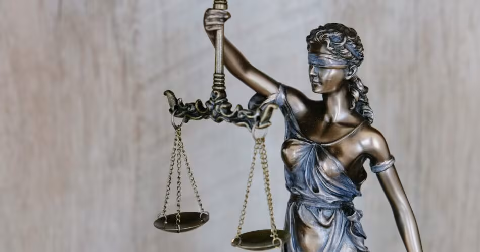 Dokumen hukum dan laptop menampilkan konten AI WordPress dengan risiko copyright dan lisensi
