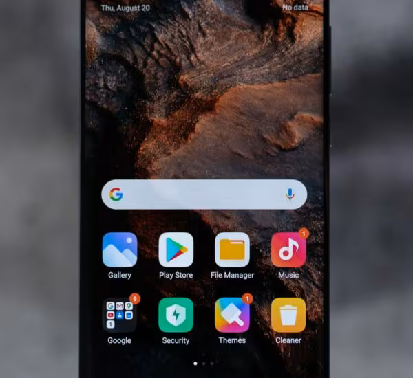 Z Fold 6 durability test - closeup engsel HP lipat Samsung setelah 6 bulan pemakaian dengan partikel debu dan grit
