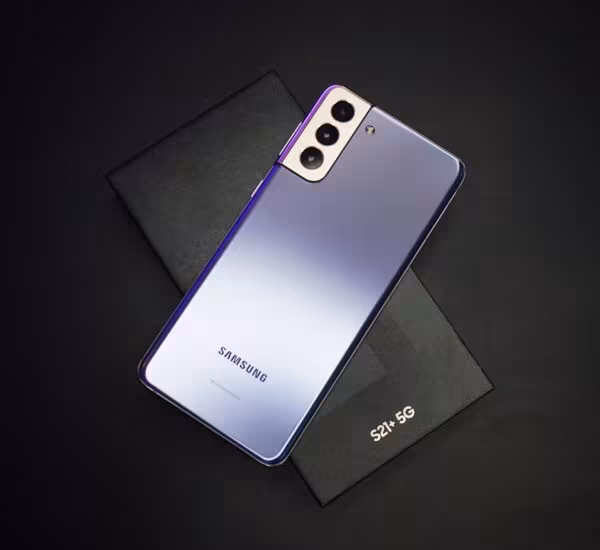 Samsung Galaxy Z Fold 6 dan Fold 5 berdampingan - perbandingan engsel dan ketebalan untuk analisis upgrade