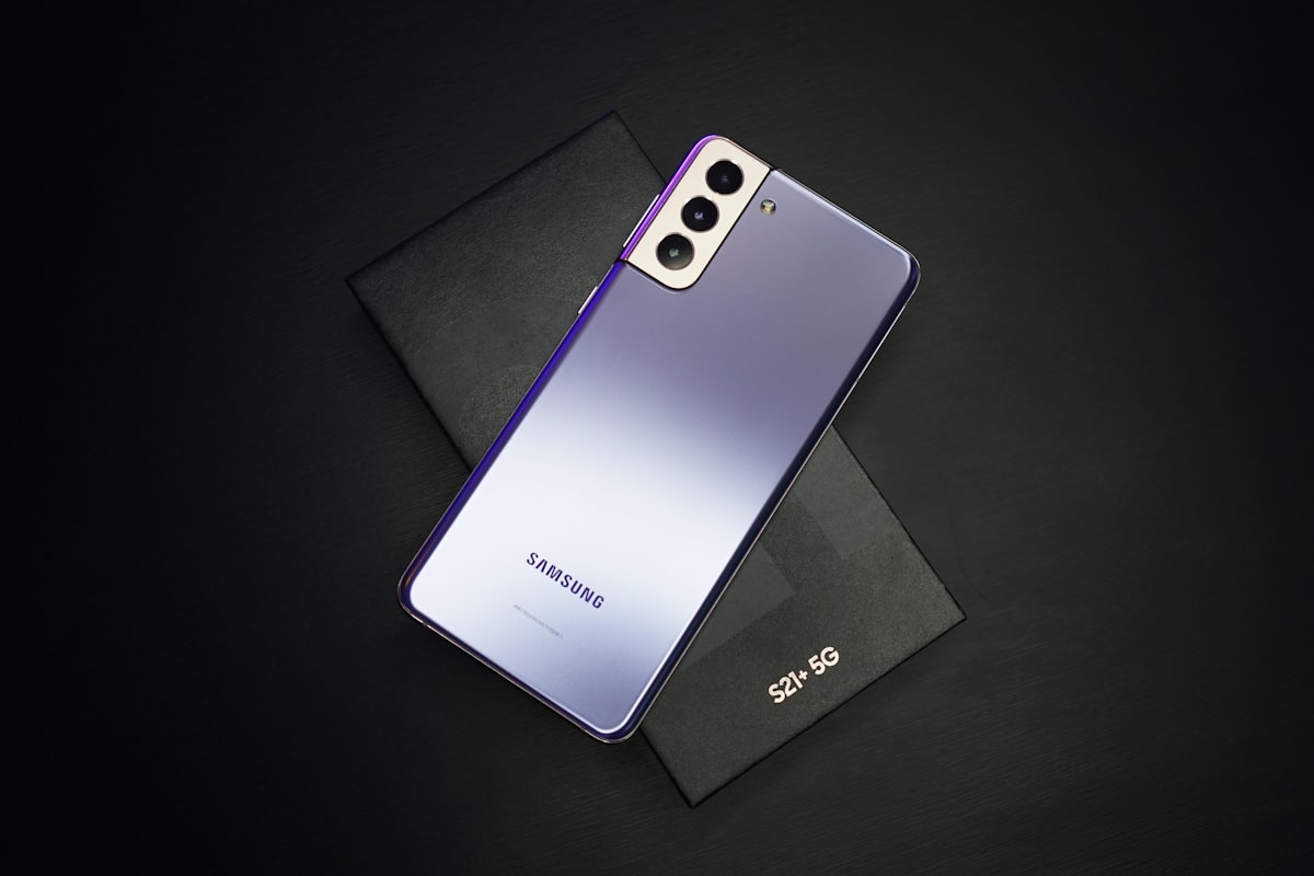 Samsung Galaxy Z Fold 6 dan Fold 5 berdampingan - perbandingan engsel dan ketebalan untuk analisis upgrade