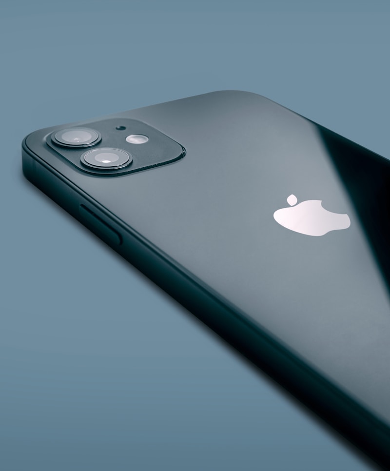 Ilustrasi pengguna memanfaatkan fitur AI photo editing di smartphone modern