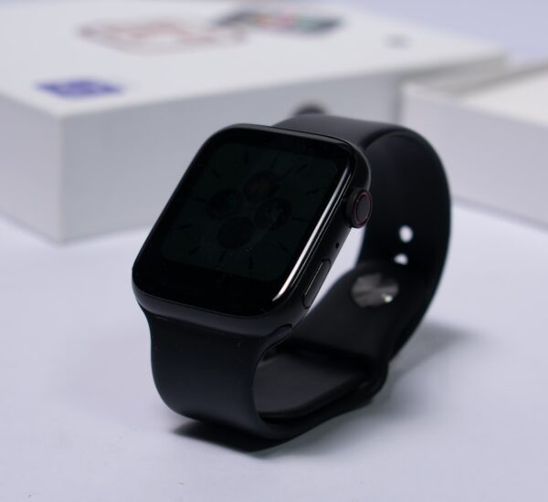 Smartwatch dengan indikator baterai rendah saat pengujian mixed workload real-world