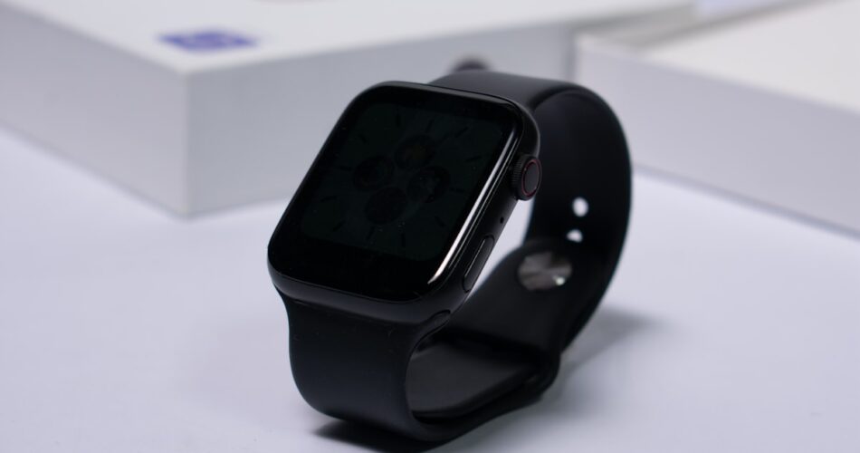 Smartwatch dengan indikator baterai rendah saat pengujian mixed workload real-world